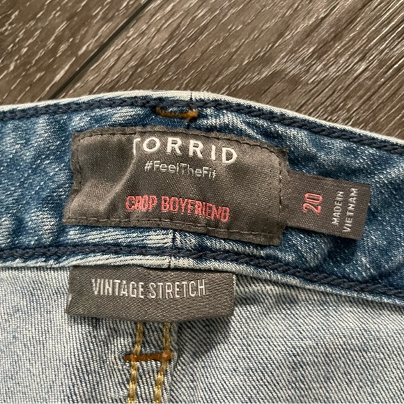 TORRID Crop Boyfriend Vintage Stretch Distressed jeans Size 20 - Picture 8 of 9
